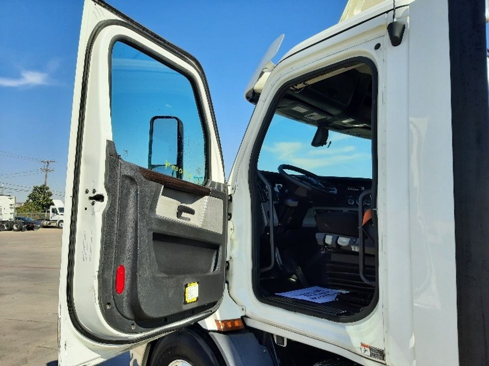 Day Cab Tractor-Heavy Duty Tractors-Freightliner-2020-T11664ST-Fort Worth-TX-640,632\n\t\tmiles-$ 29,250 - Image 9