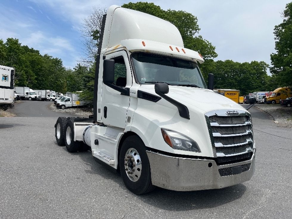 Day Cab Tractor-Heavy Duty Tractors-Freightliner-2020-T11664ST-Franklin-MA-668,813\n\t\tmiles-$ 26,250 - Image 1