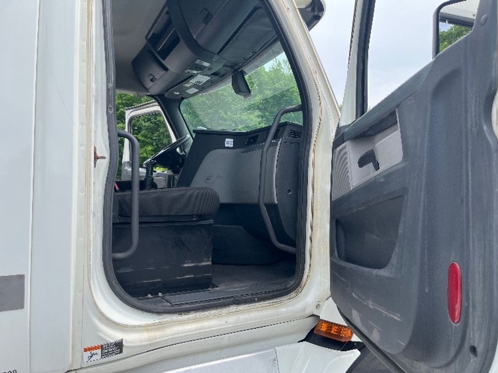 Day Cab Tractor-Heavy Duty Tractors-Freightliner-2020-T11664ST-Franklin-MA-668,813\n\t\tmiles-$ 26,250 - Image 12