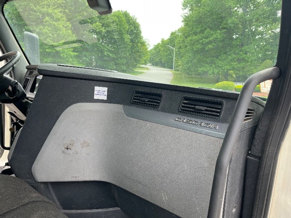 Day Cab Tractor-Heavy Duty Tractors-Freightliner-2020-T11664ST-Franklin-MA-668,813\n\t\tmiles-$ 26,250 - Image 13