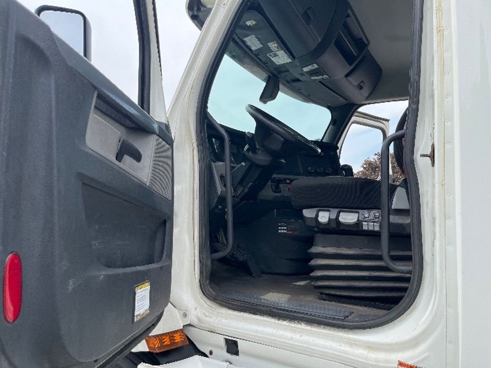 Day Cab Tractor-Heavy Duty Tractors-Freightliner-2020-T11664ST-Franklin-MA-668,813\n\t\tmiles-$ 26,250 - Image 9
