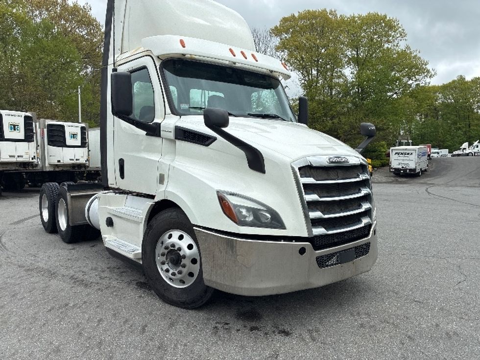 Day Cab Tractor-Heavy Duty Tractors-Freightliner-2020-T11664ST-Franklin-MA-708,174\n\t\tmiles-$ 26,250 - Image 1
