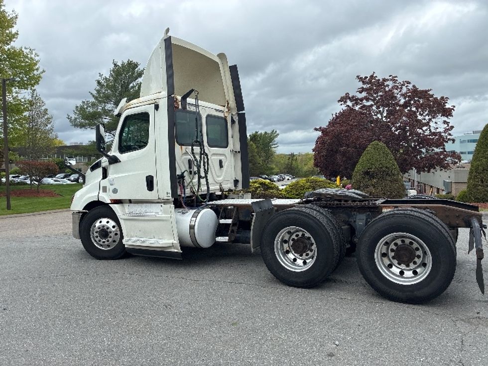 Day Cab Tractor-Heavy Duty Tractors-Freightliner-2020-T11664ST-Franklin-MA-708,174\n\t\tmiles-$ 26,250 - Image 5