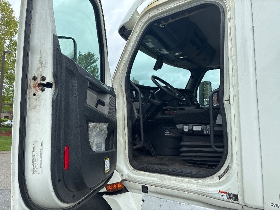 Day Cab Tractor-Heavy Duty Tractors-Freightliner-2020-T11664ST-Franklin-MA-708,174\n\t\tmiles-$ 26,250 - Image 9