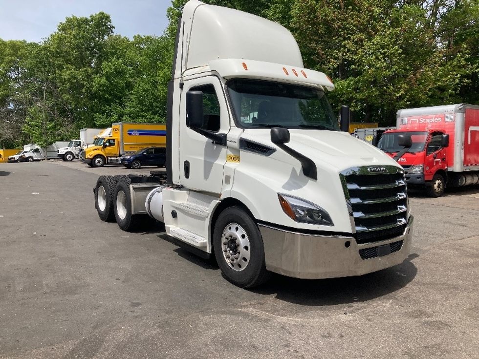 Day Cab Tractor-Heavy Duty Tractors-Freightliner-2020-T11664ST-Franklin-MA-715,229\n\t\tmiles-$ 26,000 - Image 1