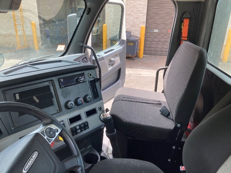 Day Cab Tractor-Heavy Duty Tractors-Freightliner-2020-T11664ST-Franklin-MA-715,229\n\t\tmiles-$ 26,000 - Image 10