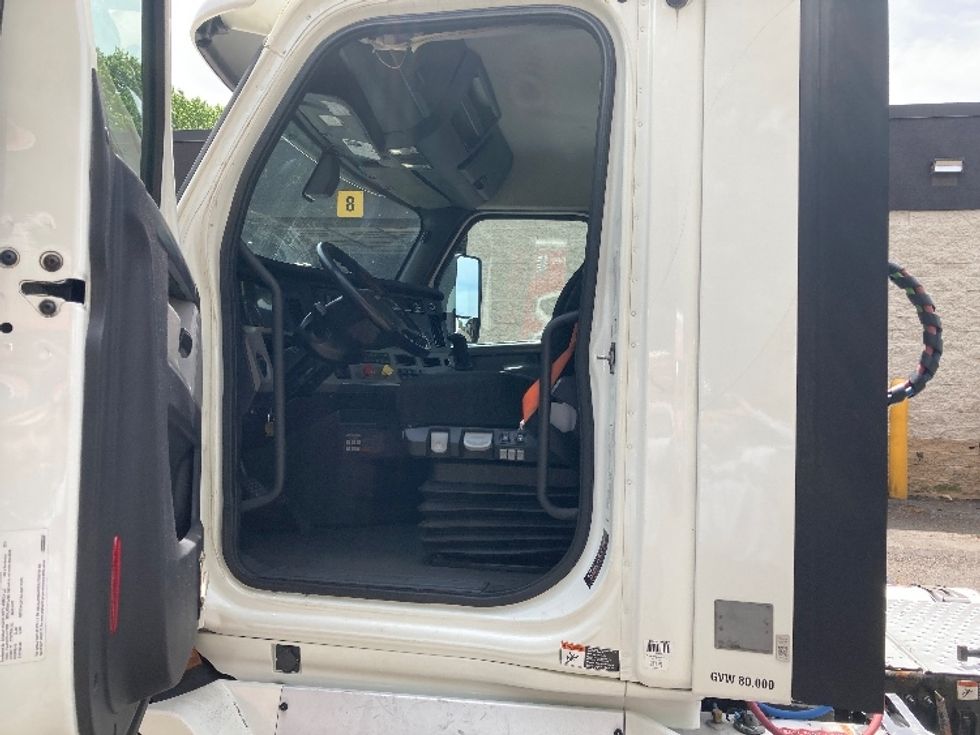 Day Cab Tractor-Heavy Duty Tractors-Freightliner-2020-T11664ST-Franklin-MA-715,229\n\t\tmiles-$ 26,000 - Image 9