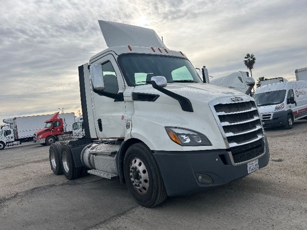 Day Cab Tractor-Heavy Duty Tractors-Freightliner-2020-T11664ST-Fresno-CA-242,237\n\t\tmiles-$ 60,000 - Image 1