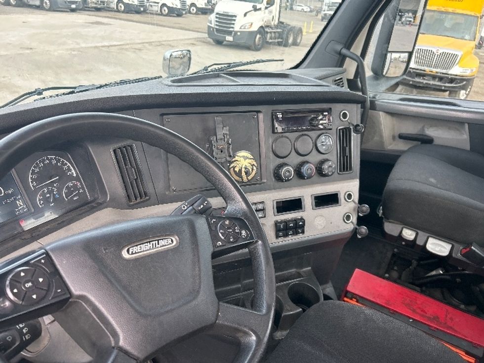 Day Cab Tractor-Heavy Duty Tractors-Freightliner-2020-T11664ST-Fresno-CA-242,237\n\t\tmiles-$ 60,000 - Image 10