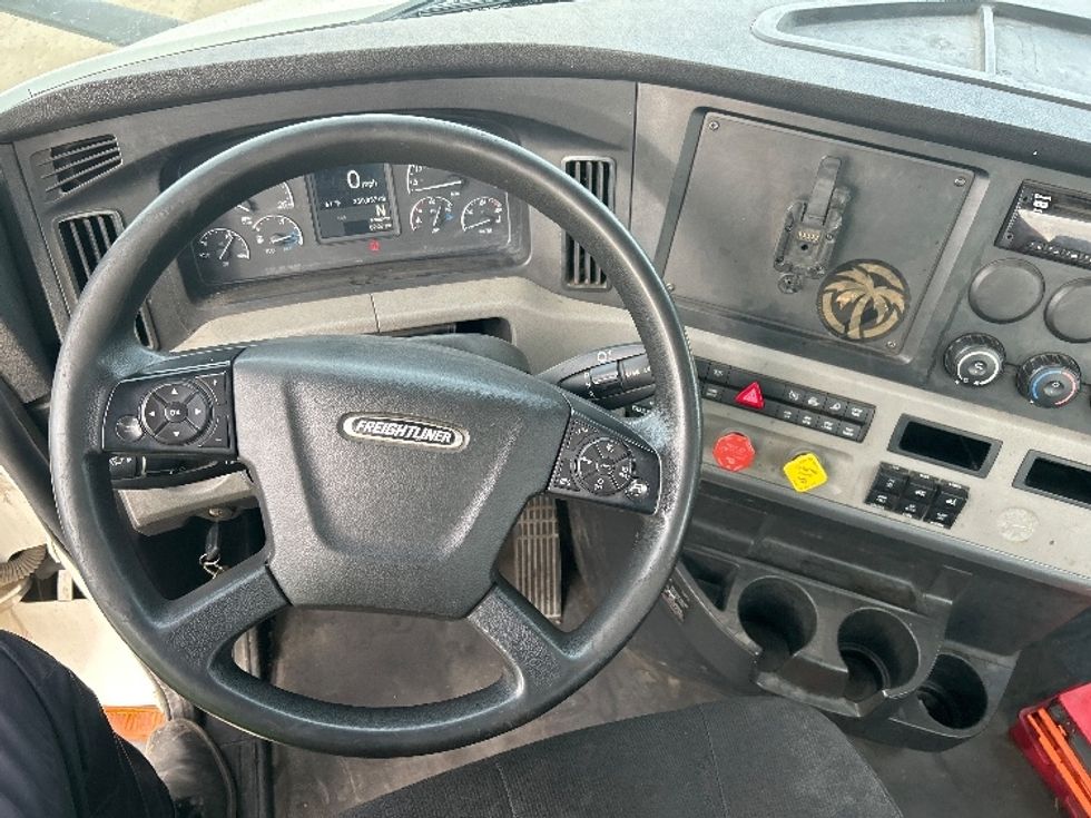 Day Cab Tractor-Heavy Duty Tractors-Freightliner-2020-T11664ST-Fresno-CA-242,237\n\t\tmiles-$ 60,000 - Image 11