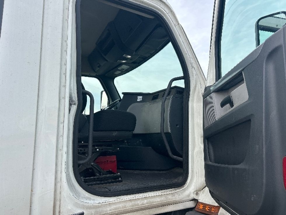 Day Cab Tractor-Heavy Duty Tractors-Freightliner-2020-T11664ST-Fresno-CA-242,237\n\t\tmiles-$ 60,000 - Image 12