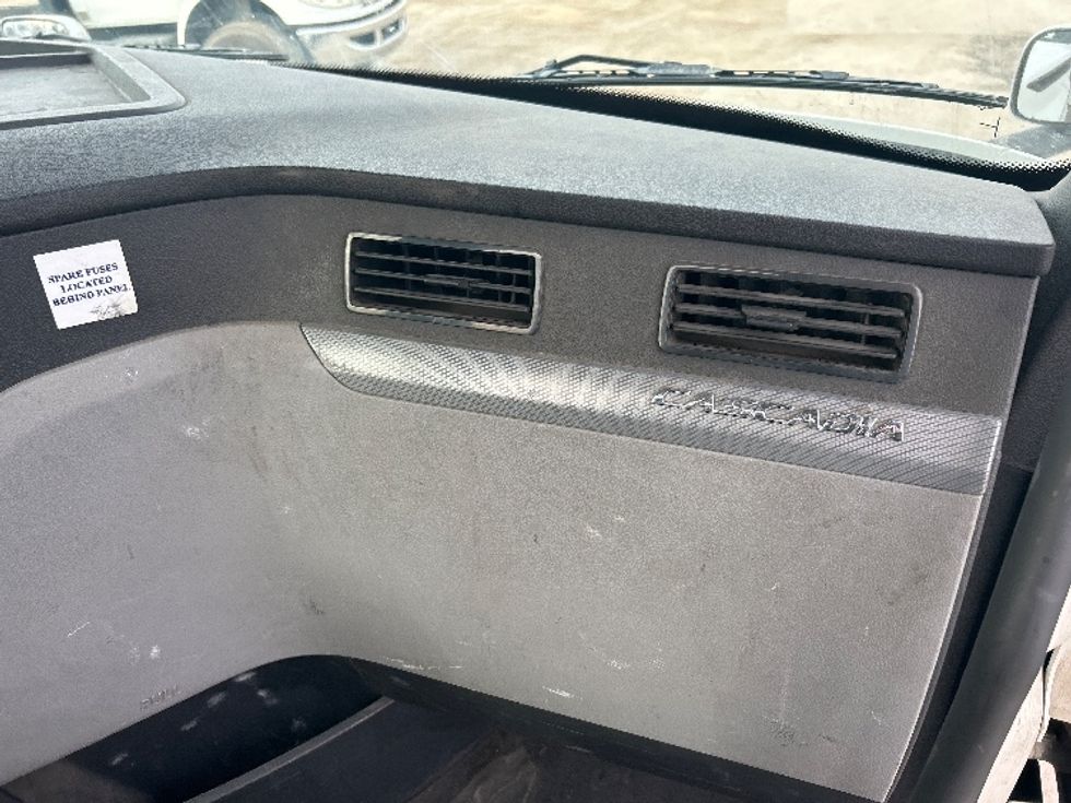 Day Cab Tractor-Heavy Duty Tractors-Freightliner-2020-T11664ST-Fresno-CA-242,237\n\t\tmiles-$ 60,000 - Image 13