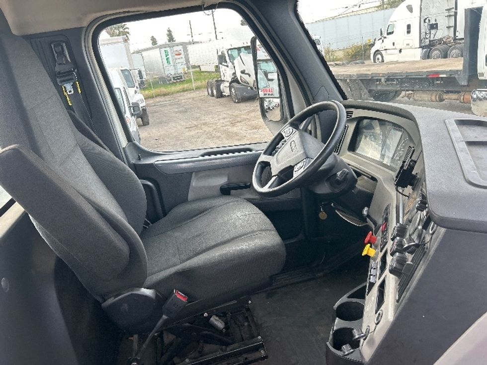 Day Cab Tractor-Heavy Duty Tractors-Freightliner-2020-T11664ST-Fresno-CA-242,237\n\t\tmiles-$ 60,000 - Image 14