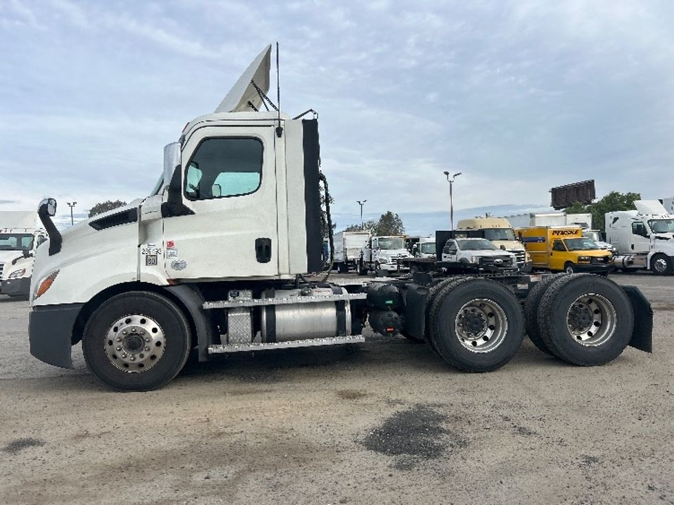 Day Cab Tractor-Heavy Duty Tractors-Freightliner-2020-T11664ST-Fresno-CA-242,237\n\t\tmiles-$ 60,000 - Image 4