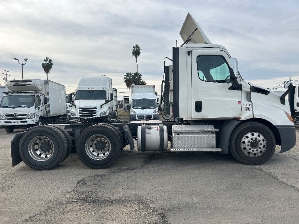 Day Cab Tractor-Heavy Duty Tractors-Freightliner-2020-T11664ST-Fresno-CA-242,237\n\t\tmiles-$ 60,000 - Image 8