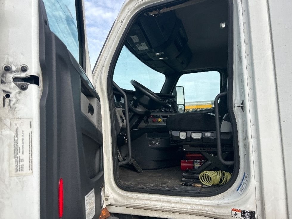 Day Cab Tractor-Heavy Duty Tractors-Freightliner-2020-T11664ST-Fresno-CA-242,237\n\t\tmiles-$ 60,000 - Image 9