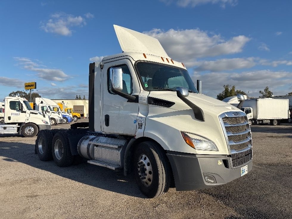 Day Cab Tractor-Heavy Duty Tractors-Freightliner-2020-T11664ST-Fresno-CA-286,421\n\t\tmiles-$ 58,250 - Image 1