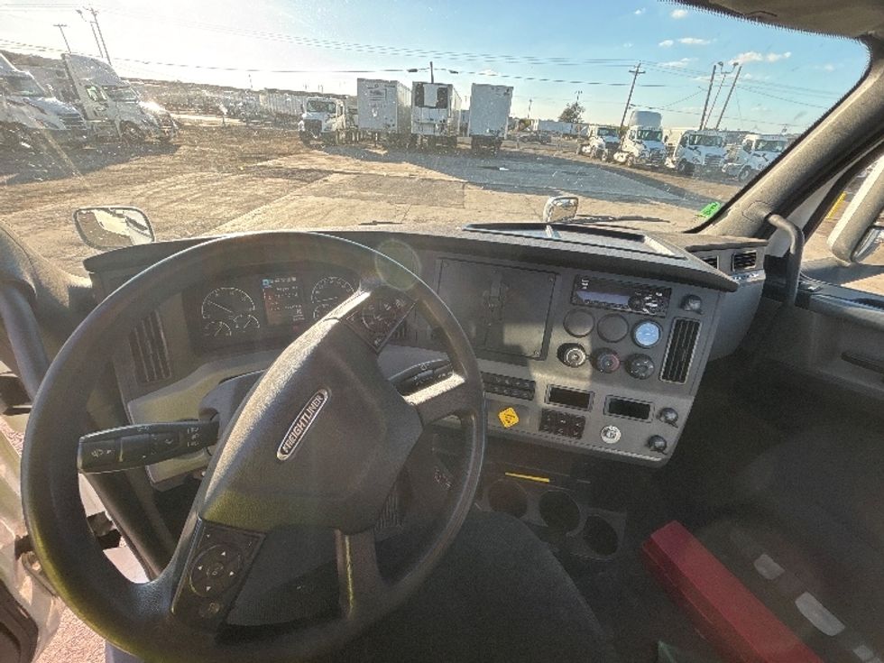 Day Cab Tractor-Heavy Duty Tractors-Freightliner-2020-T11664ST-Fresno-CA-286,421\n\t\tmiles-$ 58,250 - Image 11