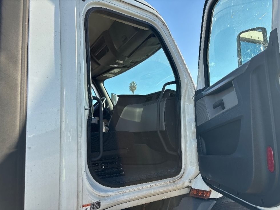 Day Cab Tractor-Heavy Duty Tractors-Freightliner-2020-T11664ST-Fresno-CA-286,421\n\t\tmiles-$ 58,250 - Image 12