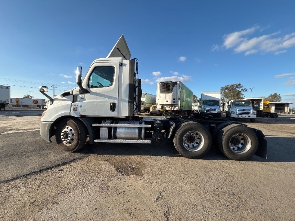 Day Cab Tractor-Heavy Duty Tractors-Freightliner-2020-T11664ST-Fresno-CA-286,421\n\t\tmiles-$ 58,250 - Image 4