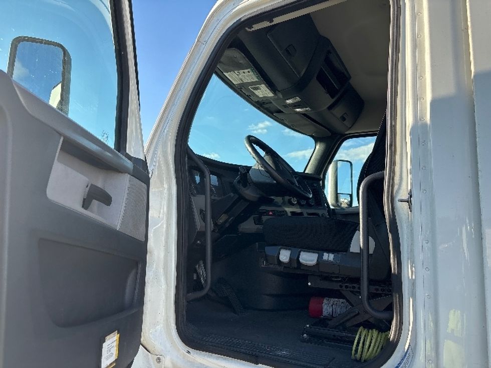 Day Cab Tractor-Heavy Duty Tractors-Freightliner-2020-T11664ST-Fresno-CA-286,421\n\t\tmiles-$ 58,250 - Image 9