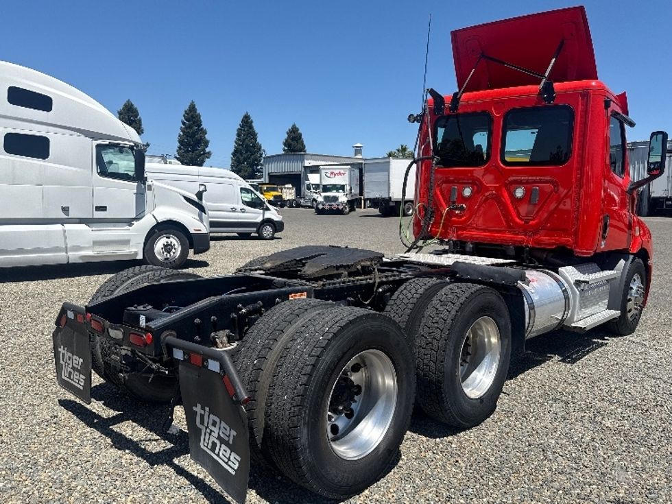 Day Cab Tractor-Heavy Duty Tractors-Freightliner-2020-T11664ST-Fresno-CA-337,033\n\t\tmiles-$ 52,250 - Image 7