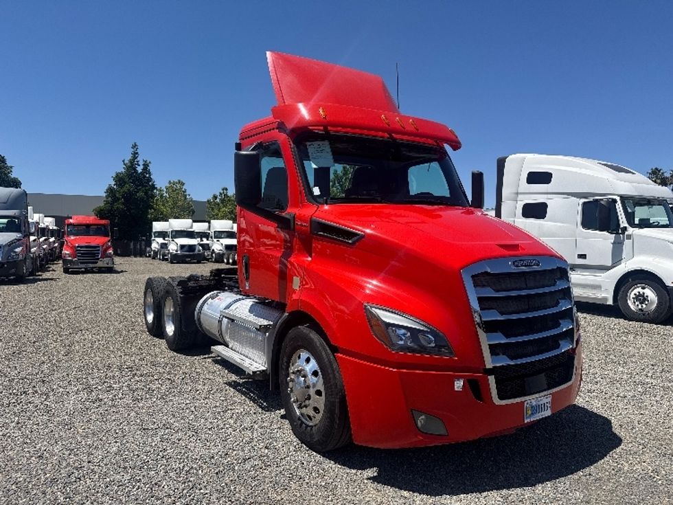 Day Cab Tractor-Heavy Duty Tractors-Freightliner-2020-T11664ST-Fresno-CA-337,034\n\t\tmiles-$ 47,250 - Image 1