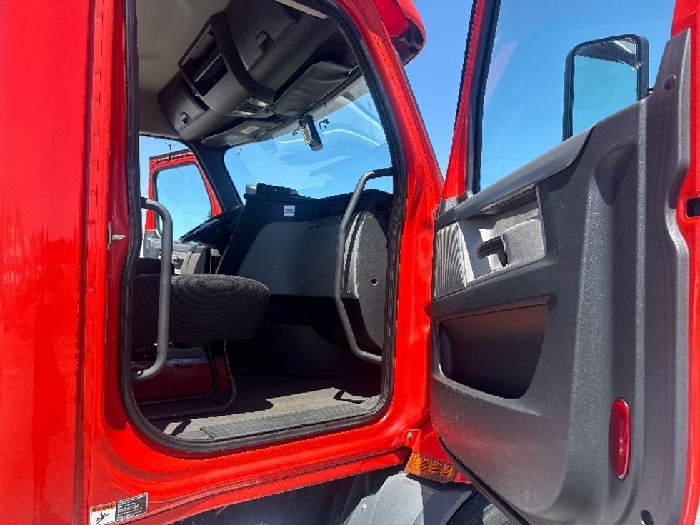 Day Cab Tractor-Heavy Duty Tractors-Freightliner-2020-T11664ST-Fresno-CA-337,034\n\t\tmiles-$ 47,250 - Image 12