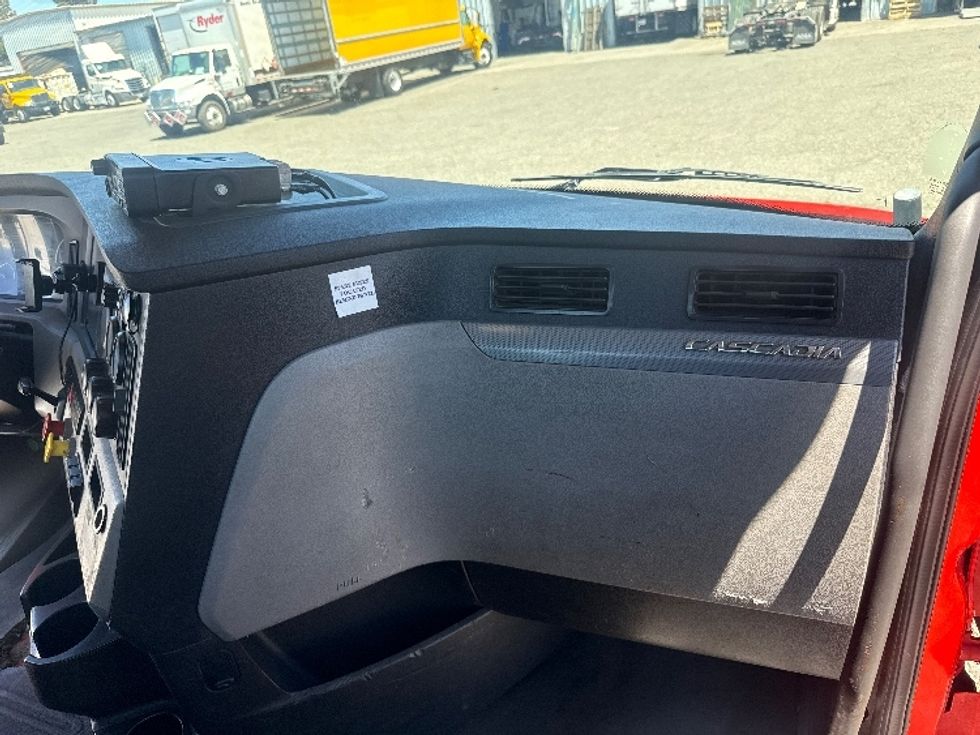 Day Cab Tractor-Heavy Duty Tractors-Freightliner-2020-T11664ST-Fresno-CA-337,034\n\t\tmiles-$ 47,250 - Image 13