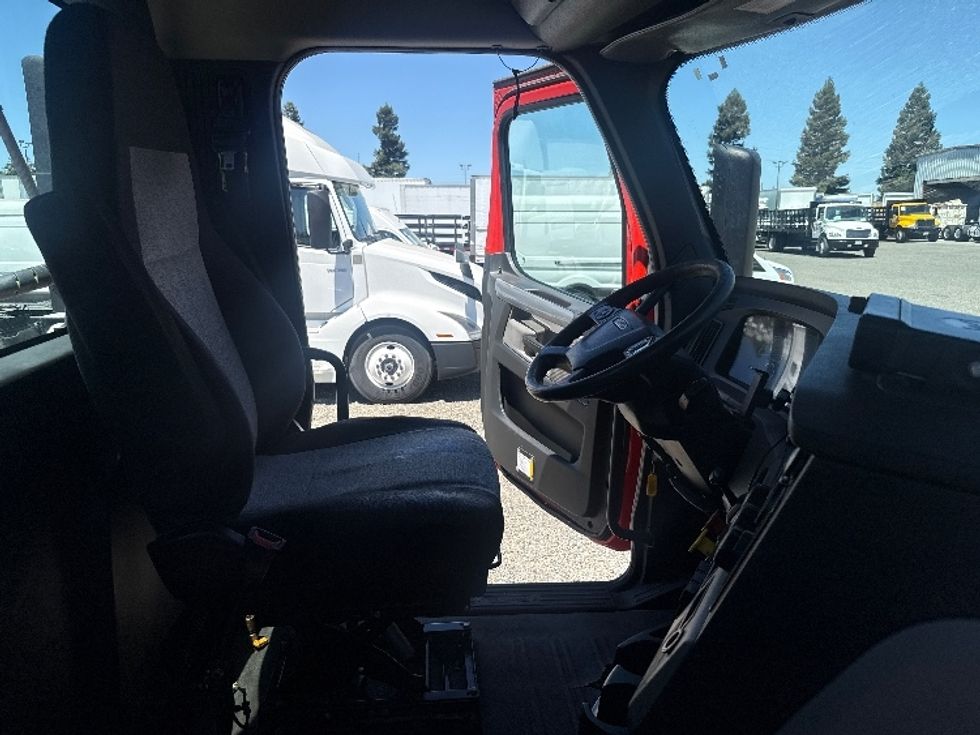 Day Cab Tractor-Heavy Duty Tractors-Freightliner-2020-T11664ST-Fresno-CA-337,034\n\t\tmiles-$ 47,250 - Image 14