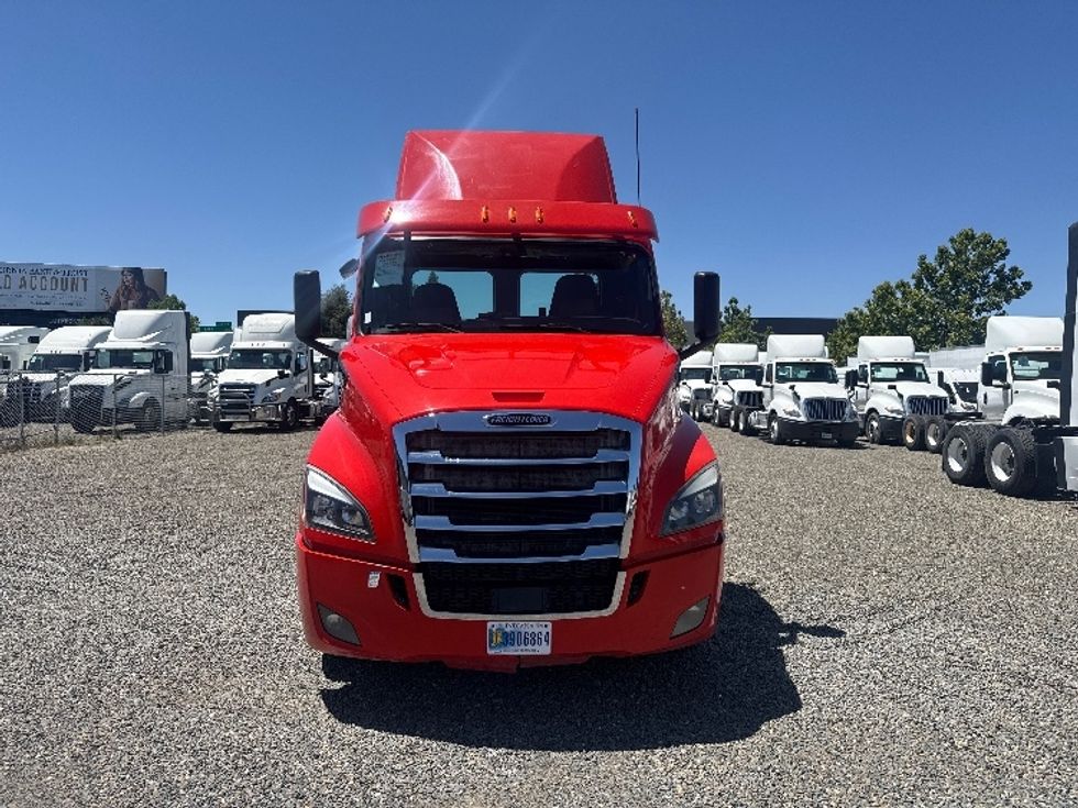 Day Cab Tractor-Heavy Duty Tractors-Freightliner-2020-T11664ST-Fresno-CA-337,034\n\t\tmiles-$ 47,250 - Image 2