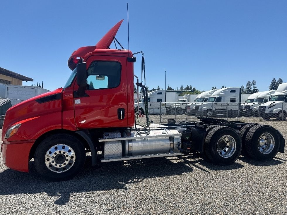 Day Cab Tractor-Heavy Duty Tractors-Freightliner-2020-T11664ST-Fresno-CA-337,034\n\t\tmiles-$ 47,250 - Image 4