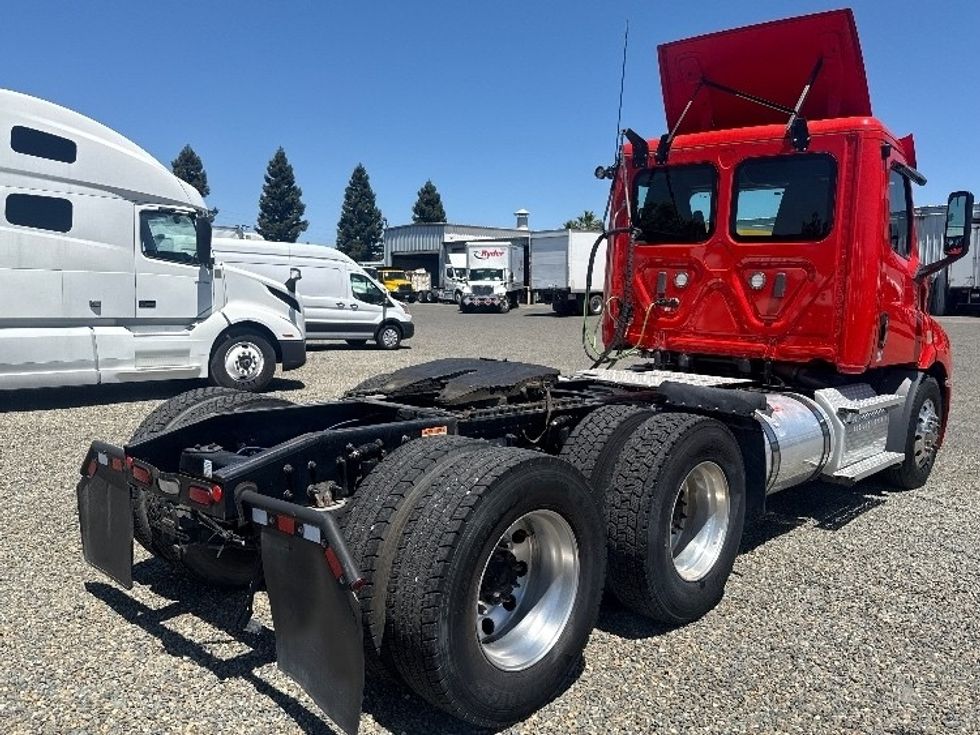 Day Cab Tractor-Heavy Duty Tractors-Freightliner-2020-T11664ST-Fresno-CA-337,034\n\t\tmiles-$ 47,250 - Image 7