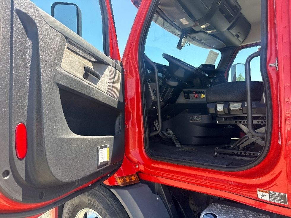Day Cab Tractor-Heavy Duty Tractors-Freightliner-2020-T11664ST-Fresno-CA-337,034\n\t\tmiles-$ 47,250 - Image 9