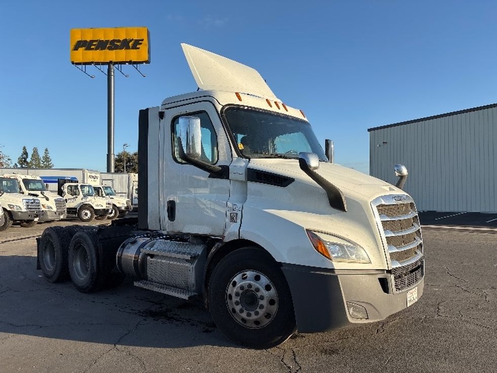 Day Cab Tractor-Heavy Duty Tractors-Freightliner-2020-T11664ST-Fresno-CA-394,645\n\t\tmiles-$ 51,500 - Image 1