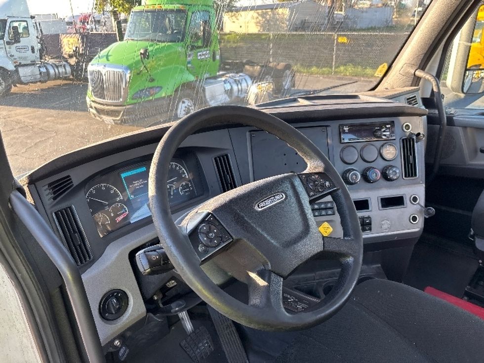 Day Cab Tractor-Heavy Duty Tractors-Freightliner-2020-T11664ST-Fresno-CA-394,645\n\t\tmiles-$ 51,500 - Image 10