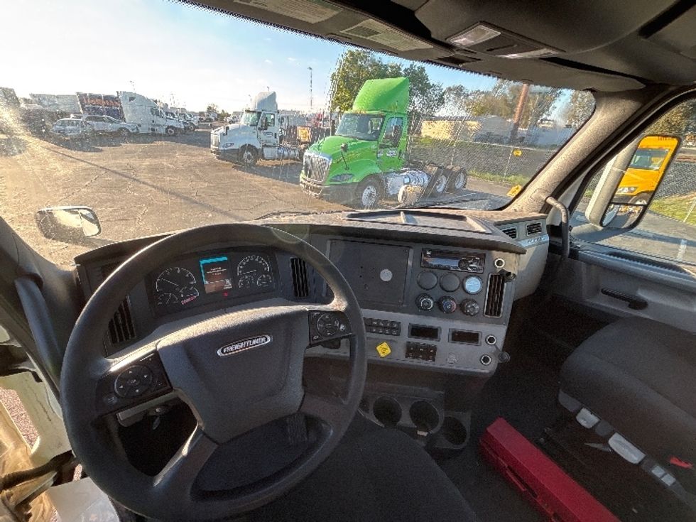Day Cab Tractor-Heavy Duty Tractors-Freightliner-2020-T11664ST-Fresno-CA-394,645\n\t\tmiles-$ 51,500 - Image 11
