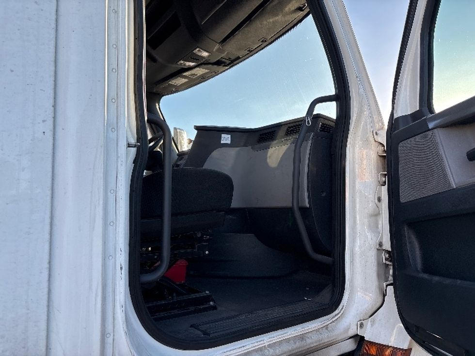 Day Cab Tractor-Heavy Duty Tractors-Freightliner-2020-T11664ST-Fresno-CA-394,645\n\t\tmiles-$ 51,500 - Image 12