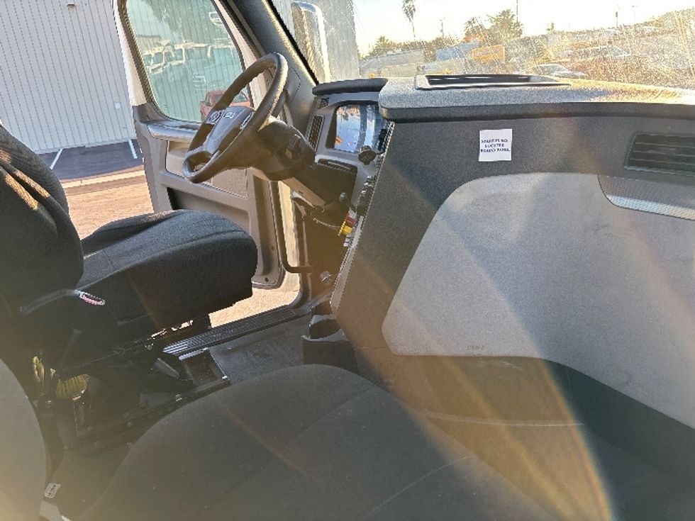 Day Cab Tractor-Heavy Duty Tractors-Freightliner-2020-T11664ST-Fresno-CA-394,645\n\t\tmiles-$ 51,500 - Image 14