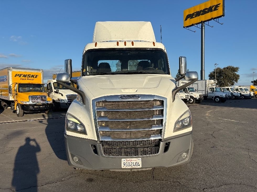 Day Cab Tractor-Heavy Duty Tractors-Freightliner-2020-T11664ST-Fresno-CA-394,645\n\t\tmiles-$ 51,500 - Image 2