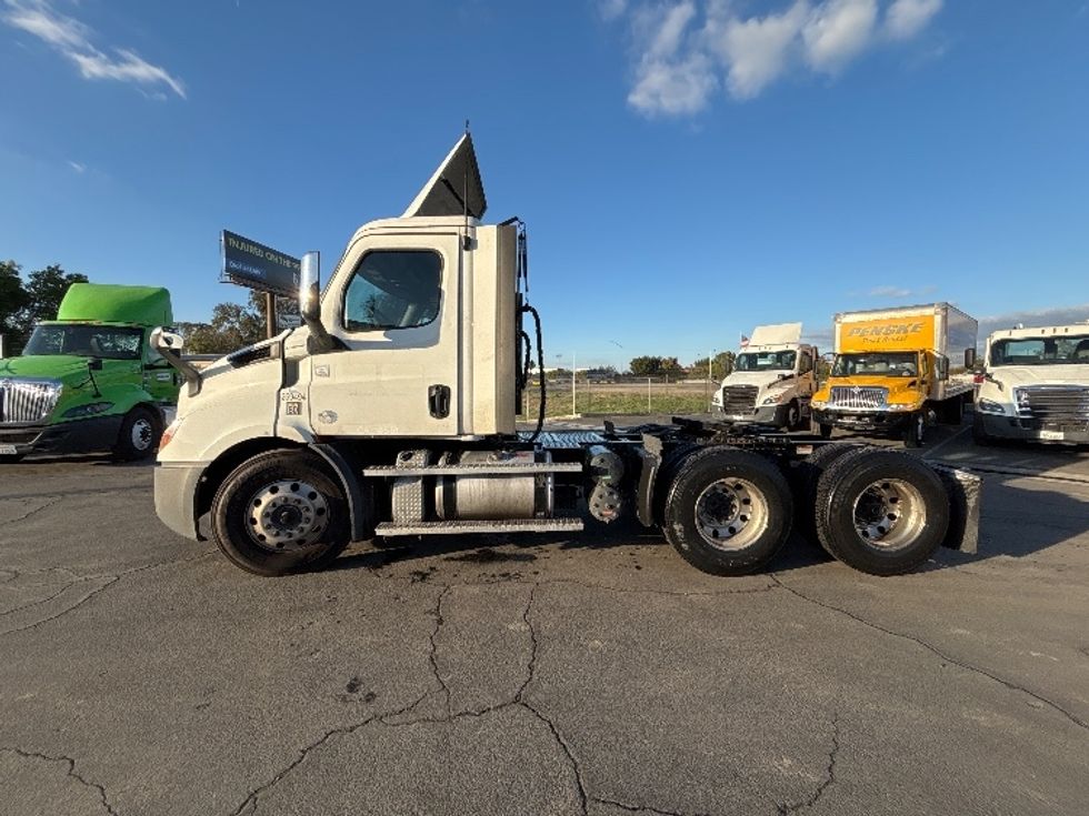 Day Cab Tractor-Heavy Duty Tractors-Freightliner-2020-T11664ST-Fresno-CA-394,645\n\t\tmiles-$ 51,500 - Image 4