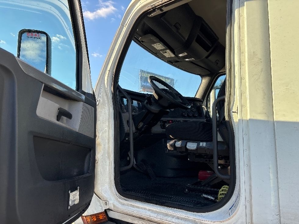 Day Cab Tractor-Heavy Duty Tractors-Freightliner-2020-T11664ST-Fresno-CA-394,645\n\t\tmiles-$ 51,500 - Image 9