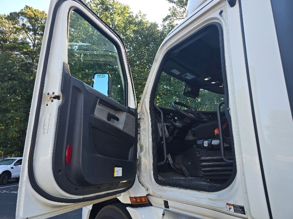 Day Cab Tractor-Heavy Duty Tractors-Freightliner-2020-T11664ST-Gainesville-GA-407,883\n\t\tmiles-$ 53,250 - Image 9