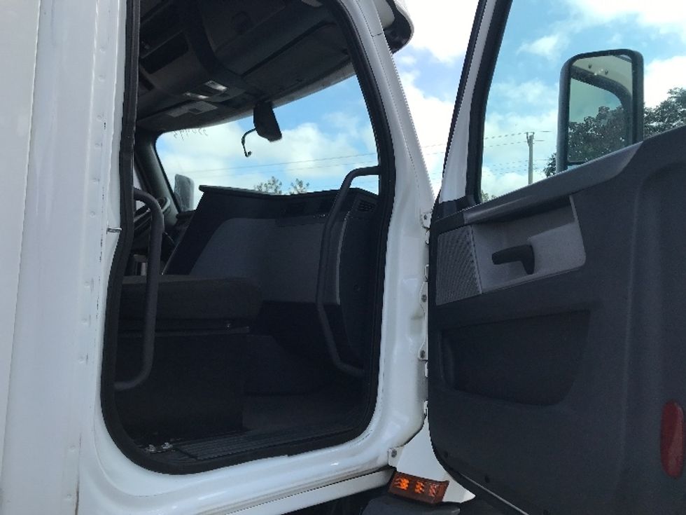 Day Cab Tractor-Heavy Duty Tractors-Freightliner-2020-T11664ST-Garland-TX-171,100\n\t\tmiles-$ 65,250 - Image 12