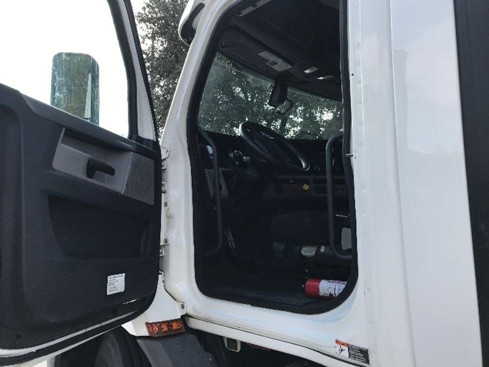 Day Cab Tractor-Heavy Duty Tractors-Freightliner-2020-T11664ST-Garland-TX-171,100\n\t\tmiles-$ 65,250 - Image 9