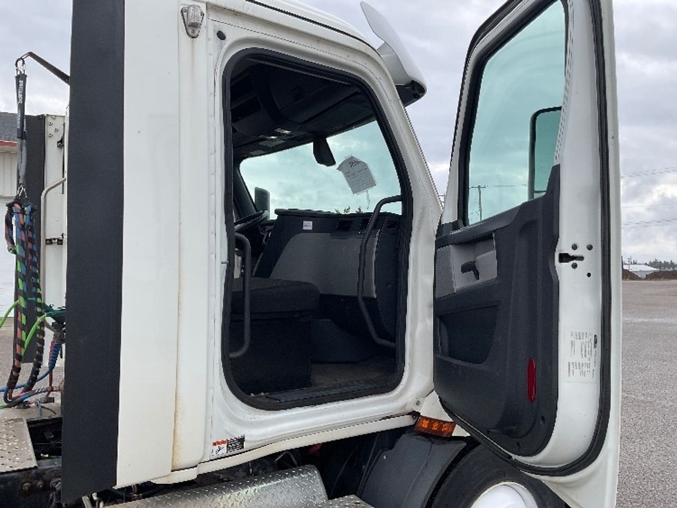 Day Cab Tractor-Heavy Duty Tractors-Freightliner-2020-T11664ST-Gaylord-MI-185,576\n\t\tmiles-$ 59,000 - Image 12