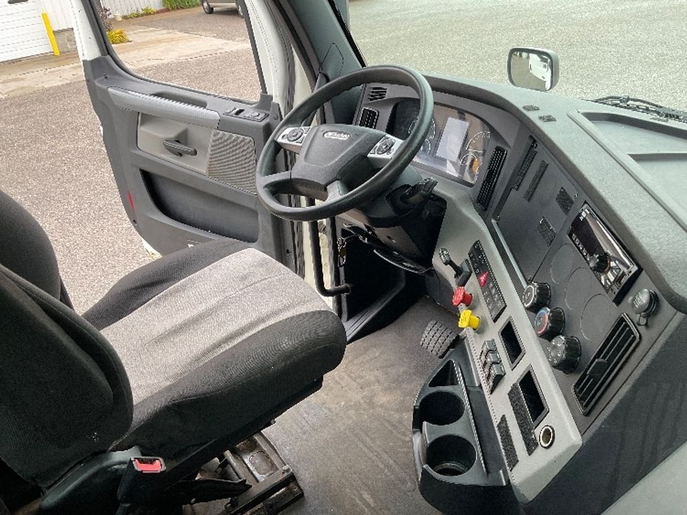 Day Cab Tractor-Heavy Duty Tractors-Freightliner-2020-T11664ST-Gaylord-MI-185,576\n\t\tmiles-$ 59,000 - Image 14
