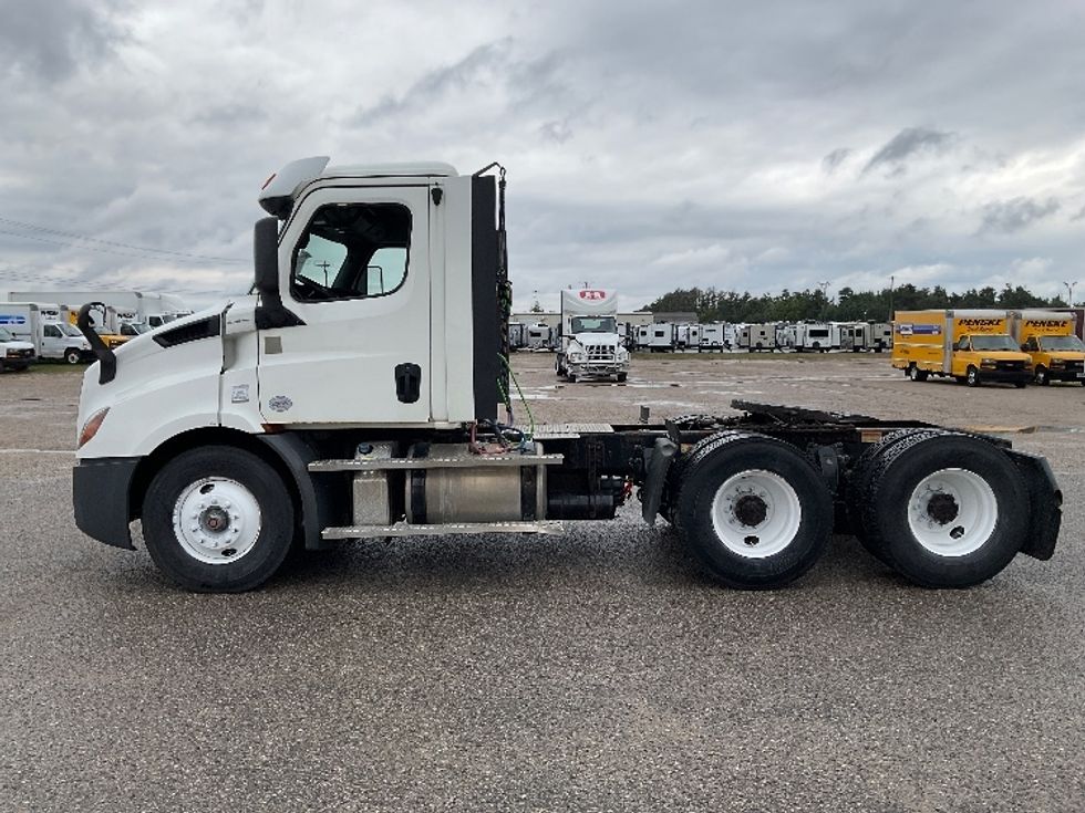 Day Cab Tractor-Heavy Duty Tractors-Freightliner-2020-T11664ST-Gaylord-MI-185,576\n\t\tmiles-$ 59,000 - Image 4