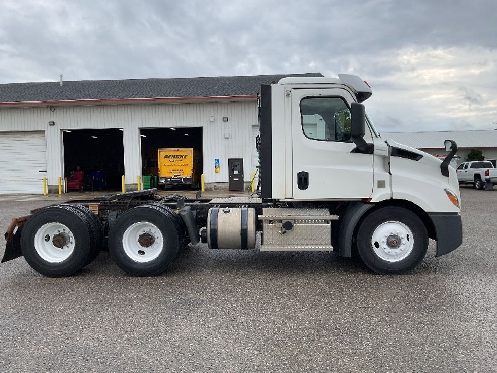 Day Cab Tractor-Heavy Duty Tractors-Freightliner-2020-T11664ST-Gaylord-MI-185,576\n\t\tmiles-$ 59,000 - Image 8