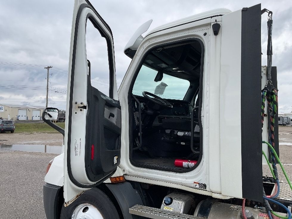 Day Cab Tractor-Heavy Duty Tractors-Freightliner-2020-T11664ST-Gaylord-MI-185,576\n\t\tmiles-$ 59,000 - Image 9